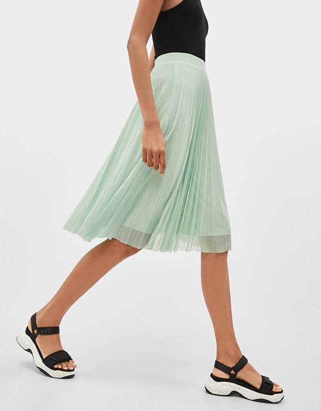 Falda midi aguamarina confeccionada en tul, de Bershka