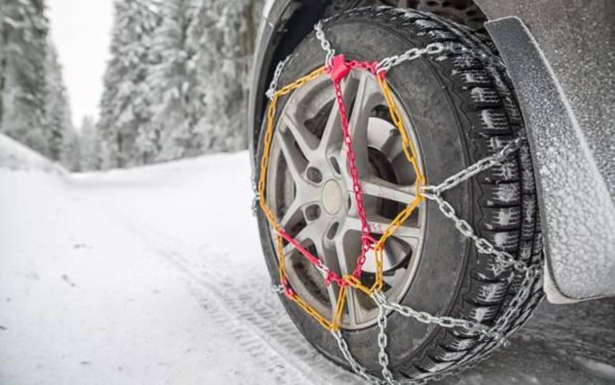 Cómo colocar las cadenas para la nieve en las ruedas del coche