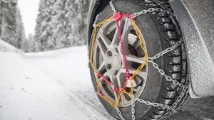 Cómo poner las cadenas de nieve al coche en sencillos pasos