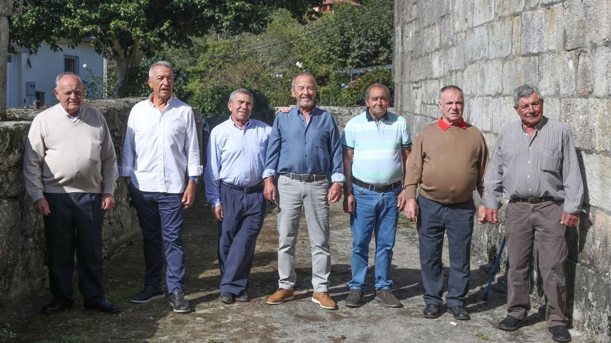 Los mismos protagonistas de la foto de 1968, en la actualidad, en el mismo lugar. / Ricardo Grobas