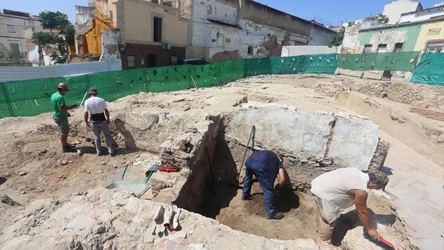 Afloran en El Campillo restos de una casa del XVII, enterramientos y silos