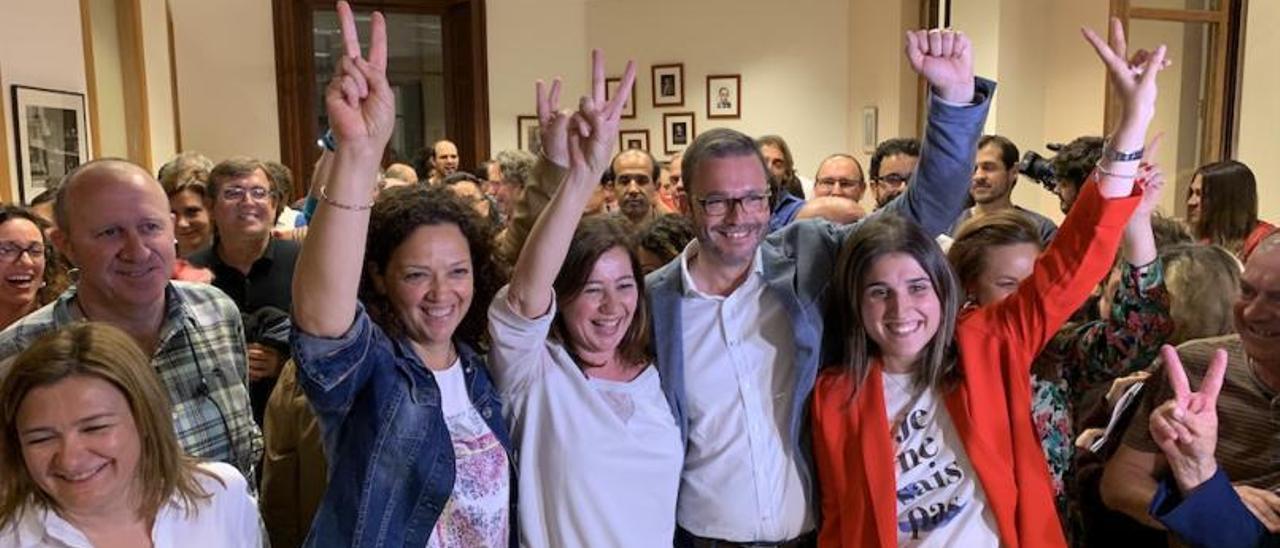 Francina Armengol, con José Hila y Catalina Cladera, durante la noche de la victoria electoral de mayo de 2019.