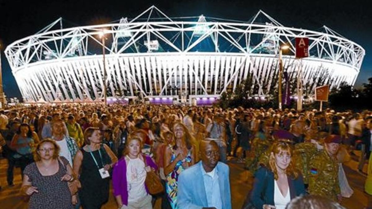 Espectadores salen el pasado lunes del Estadio Olímpico, tras el ensayo general de la ceremonia inaugural.