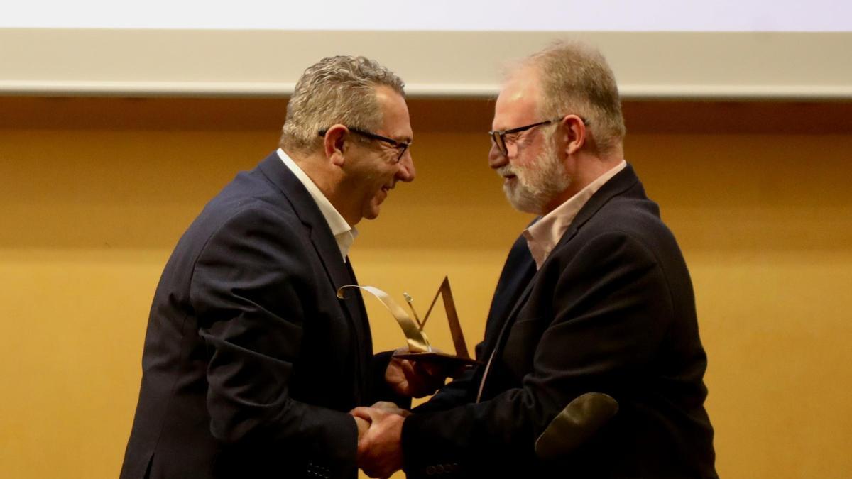 Toni Pérez entrega el galardón a Mario Pérez Antolín