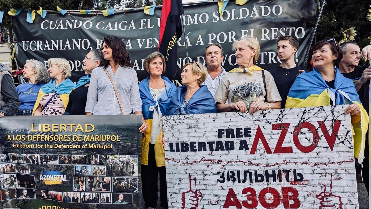 Ciudadanos ucranianos se concentran ante la embajada de Rusia en la calle Velázquez de Madrid. H