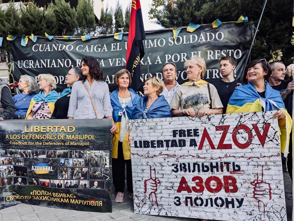 Ciudadanos ucranianos se concentran ante la embajada de Rusia en la calle Velázquez de Madrid. H