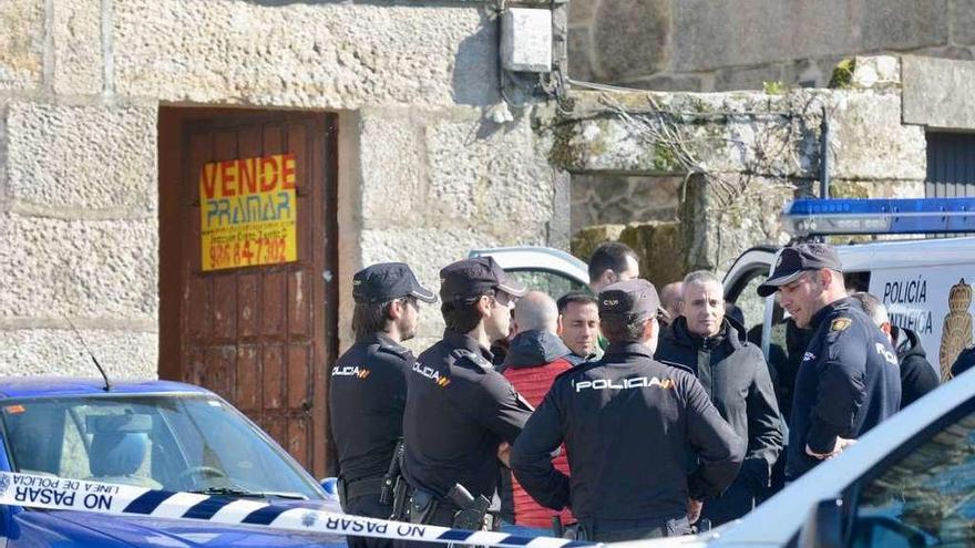 Policías durante el registro de la casa de San Mauro propiedad de la familia de Julio Araújo. // Rafa Vázquez