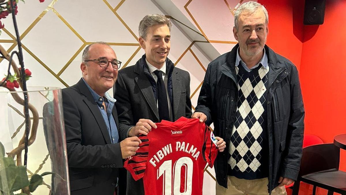 Alfonso Diaz entrega una camiseta del Mallorca a Jordi Mulet y Guillem Boscana