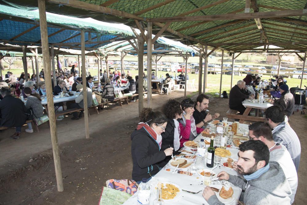 Famílies vingudes d''arreu de la Catalunya central i també de fora comparteixen àpat amb Manresa amb productes de la terra