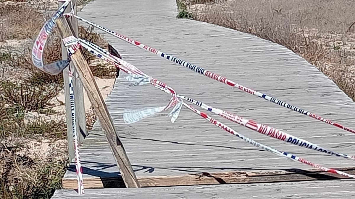 Una de las zonas dañadas en el sendero de madera del istmo.