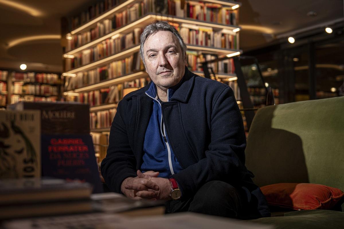 Barcelona, 13/02/2026 Icult. Entrevista con el escritor Carlos Zanón, que publica nueva novela, 'Objetos perdidos'. AUTOR: MANU MITRU