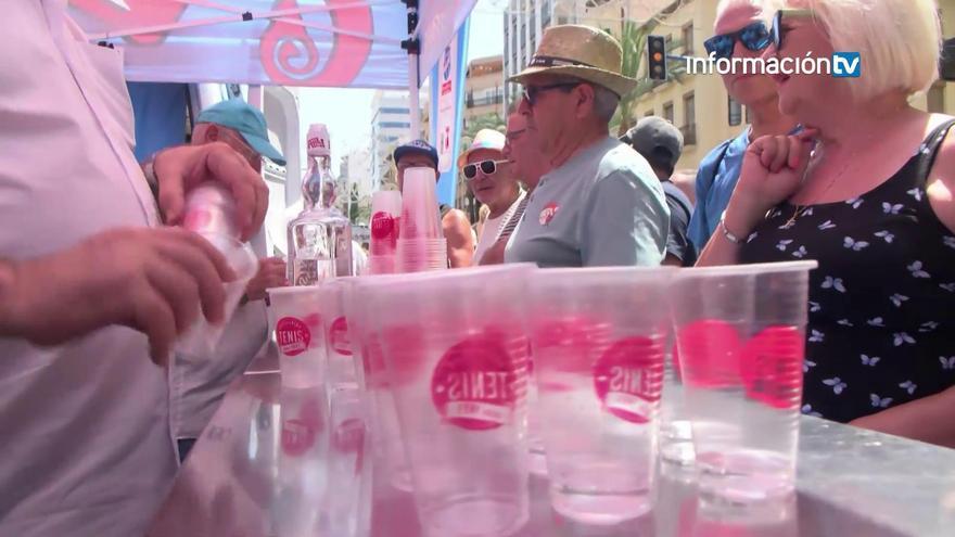 Largas colas en el centro de Alicante para recoger la tradicional y refrescante “paloma” en la paraeta de Anís Tenis