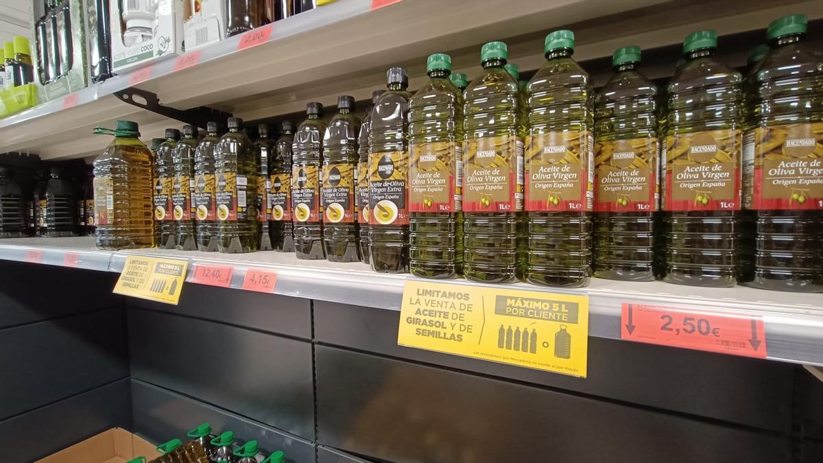 Cartel para limitar la compra de aceite de girasol, esta mañana en el Mercadona de Cuarte.