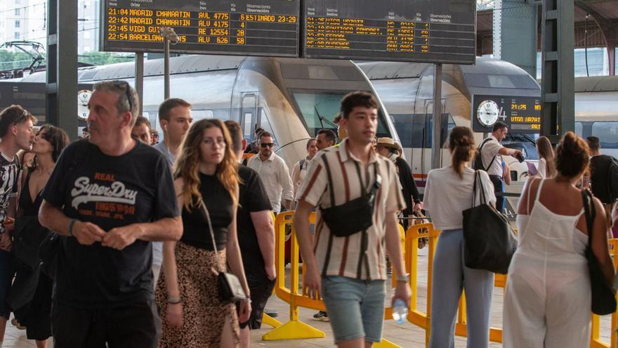 Llegada de uno de los primeros trenes Avlo a la estación de San Cristóbal, en 2024. | | GERMÁN BARREIROS/R.A.
