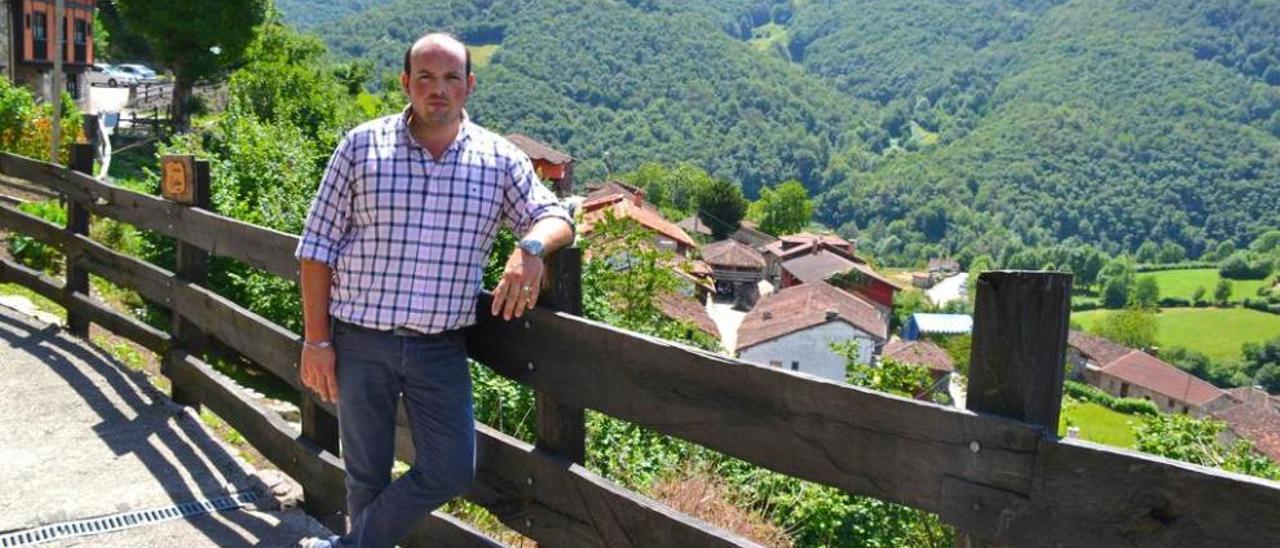 Manuel Aladro, en el exterior de su local, con un impresionante paisaje al fondo.