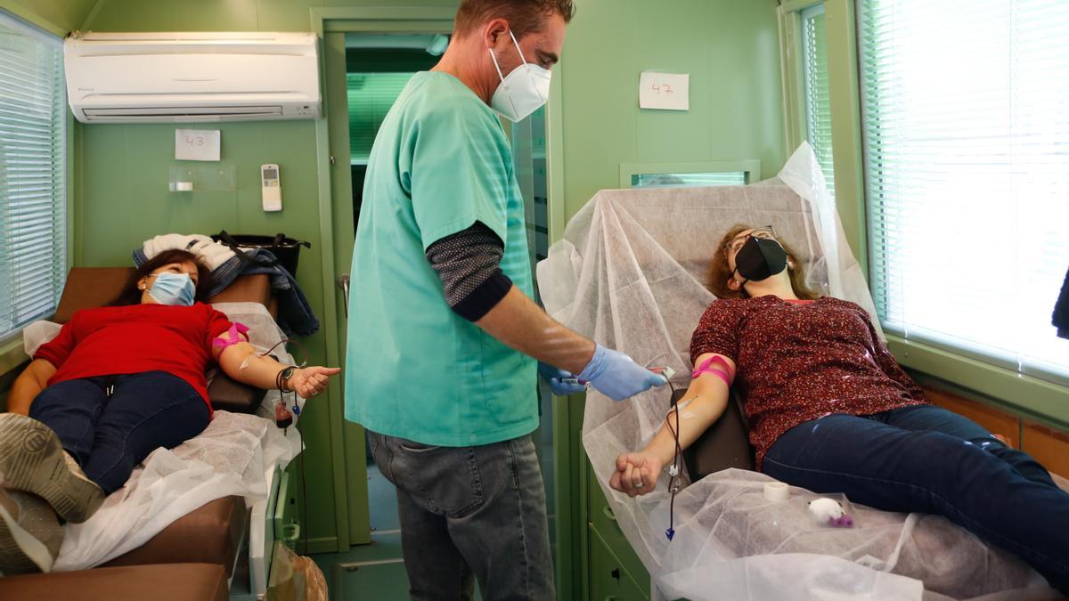 Donación de sangre en el autobús del Centro de Transfusión.