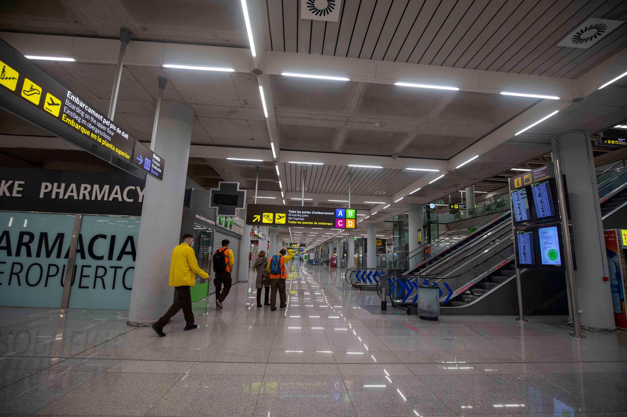 Cierra el aeropuerto de Palma por la presencia de pasajeros en las pistas