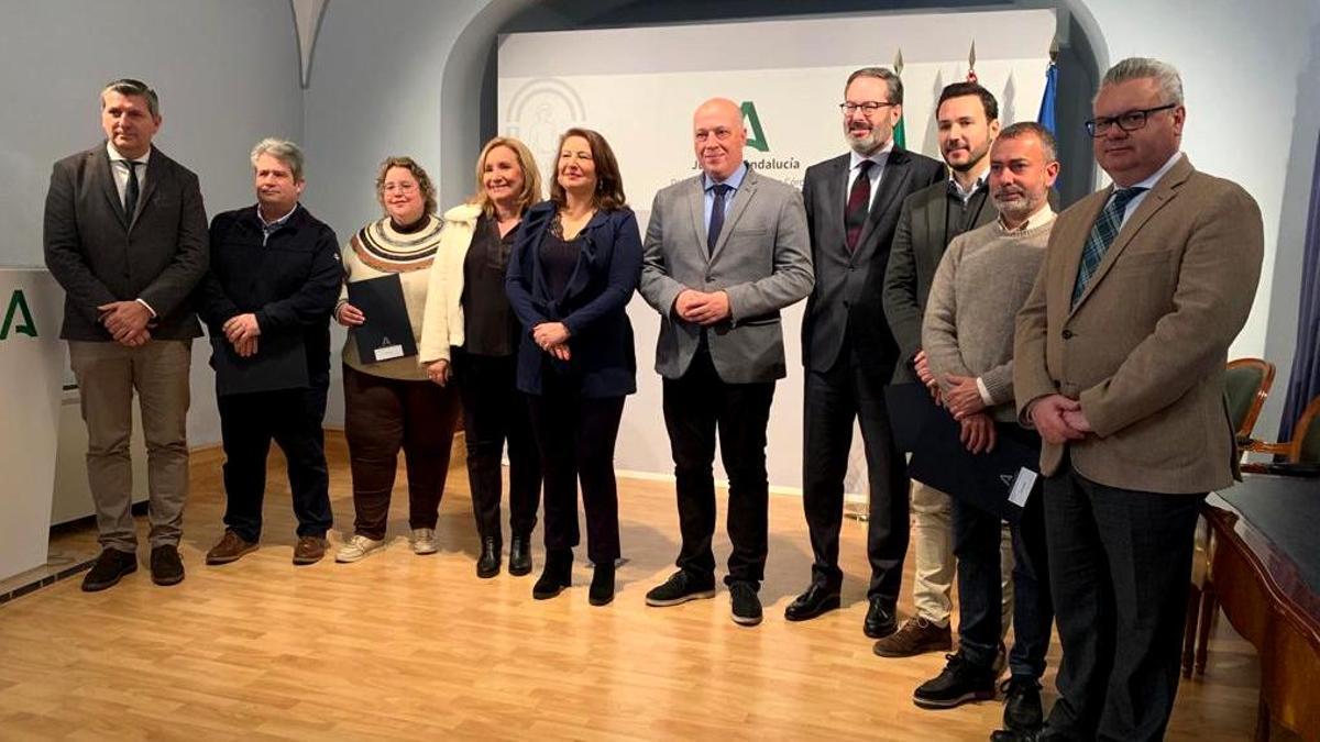 Autoridades presentes en la firma de convenios de infraestructuras hidráulicas para la provincia de Córdoba.