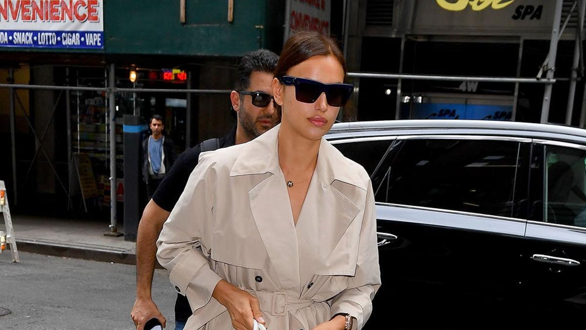 Irina Shayk nos enseña a llevar gabardina y zapatillas con estilo