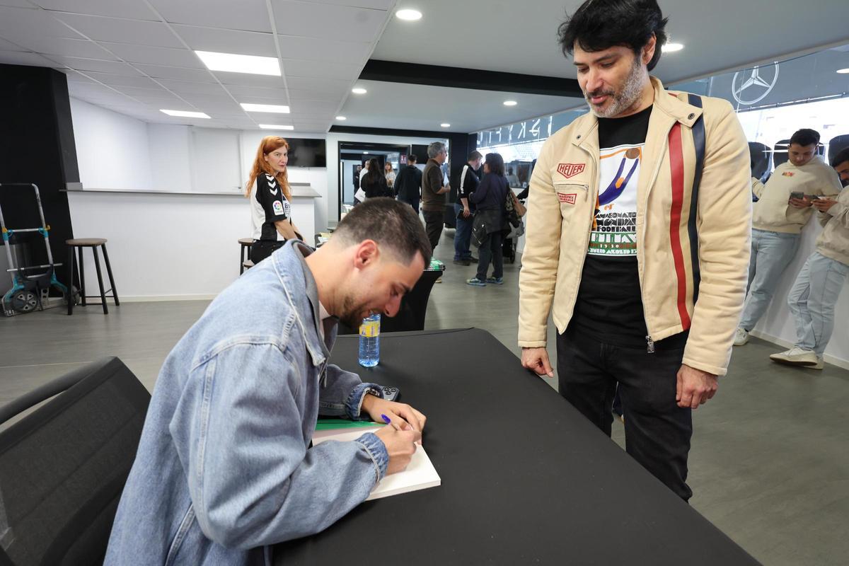 Galería | La presentación de 'El fútbol es nuestro', el libro de Rafael Escrig, en imágenes