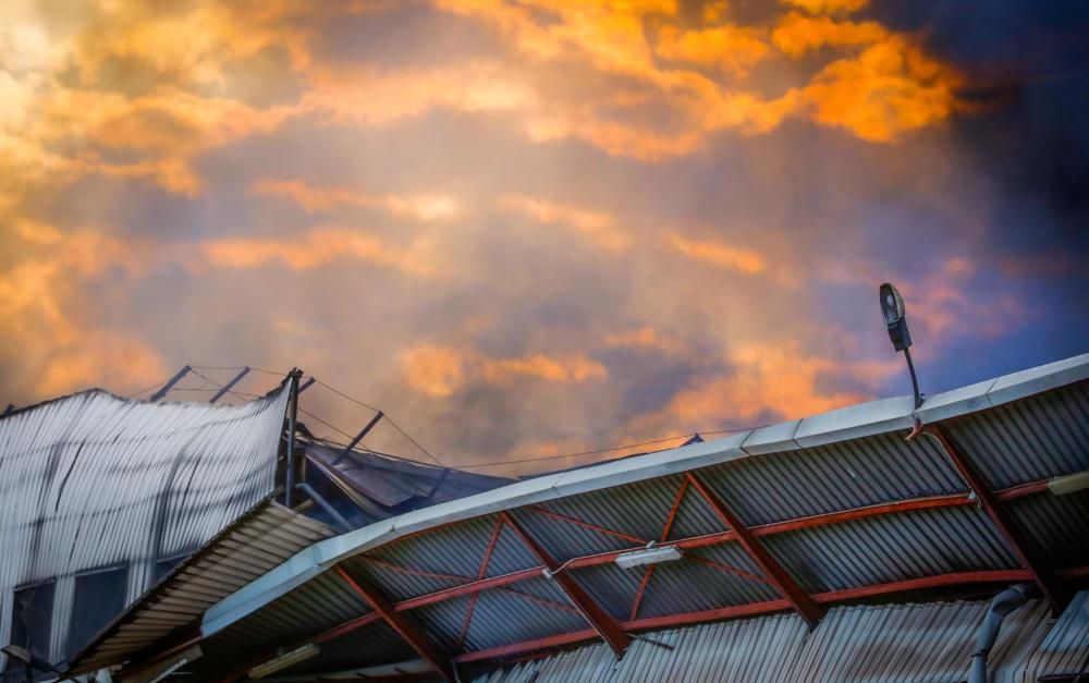 Un incendio arrasa una empresa de regalos en Manises