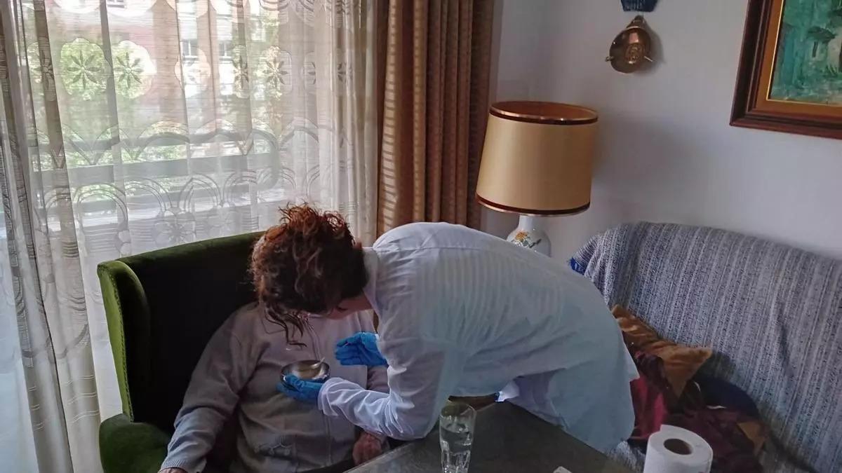 Una trabajadora de ayuda a domicilio de Córdoba atiende a una usuaria.