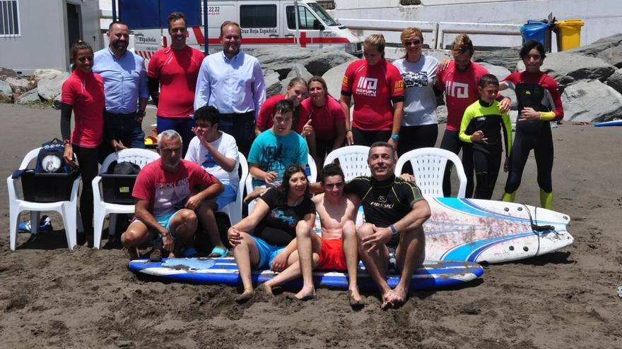 Foto de familia de los chicos que han practicado surf en La Laja
