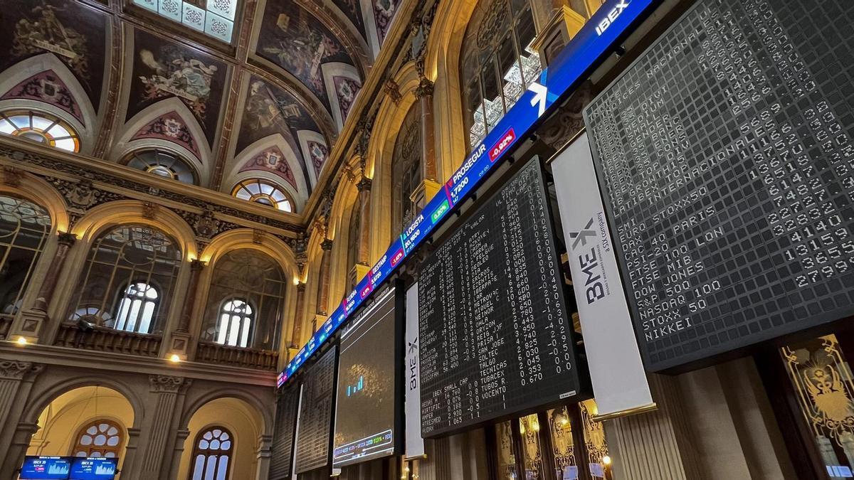 Paneles informativos de la Bolsa de Madrid.