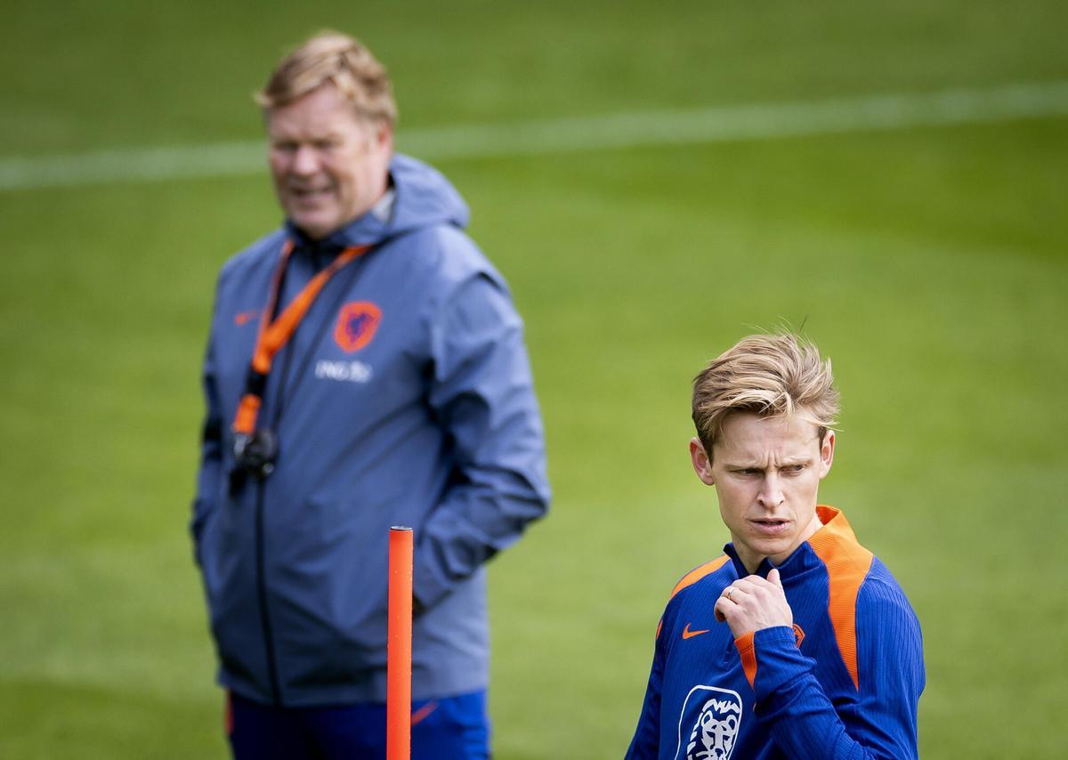 Ronald Koeman y Frenkie de Jong en una sesión de entrenamiento de la selección neerlandesas en Zeist, Países Bajos.