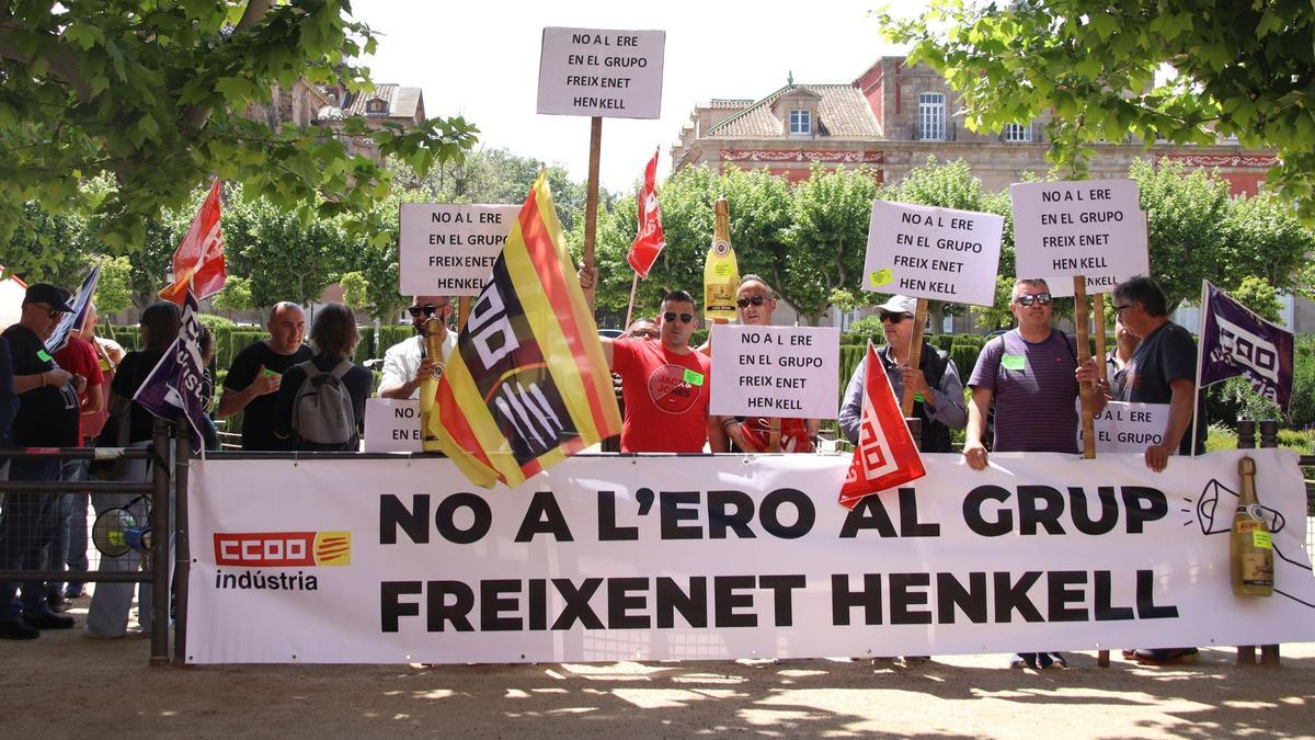 Representantes sindicales de Freixenet protestan a las puertas del Parlamento contra el ERE