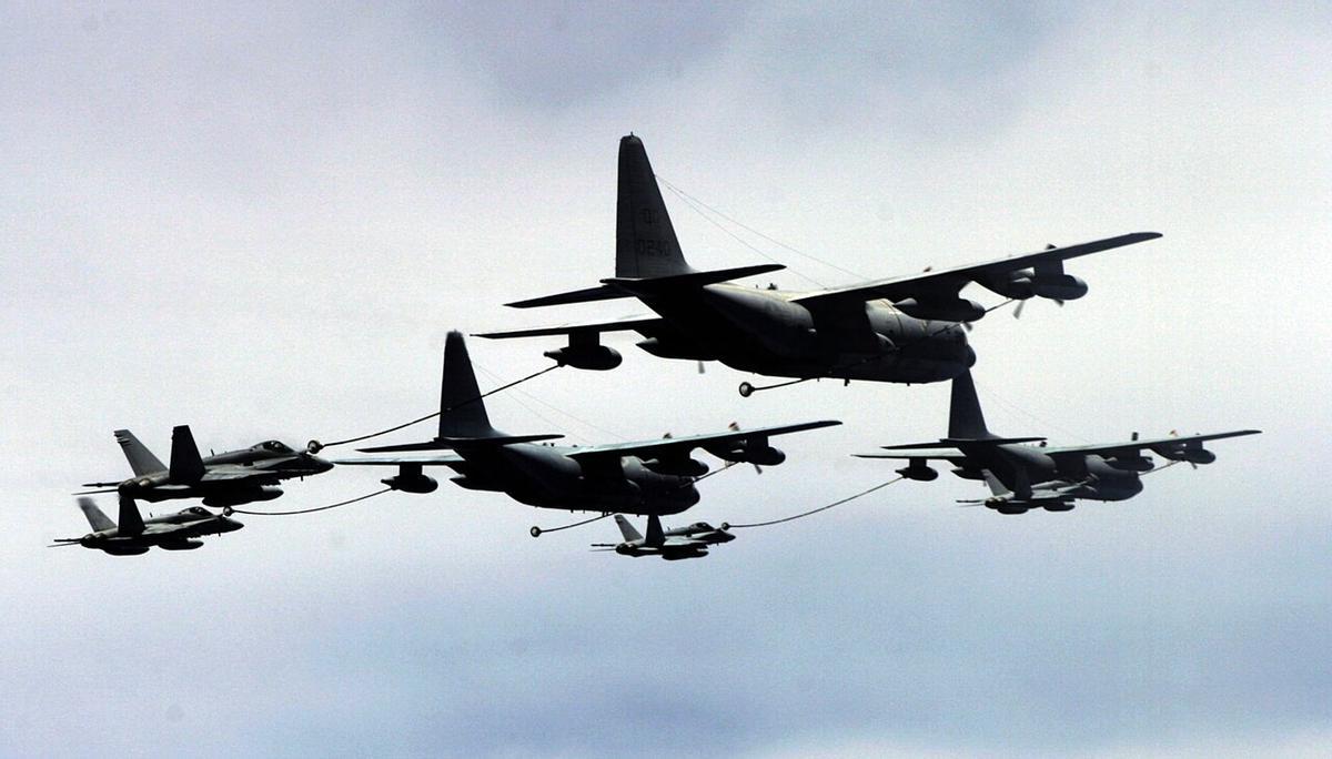 Cuatro aeronaves parecidas a la que sobrevoló Mallorca este miércoles, en labores de repostaje a aviones de combate