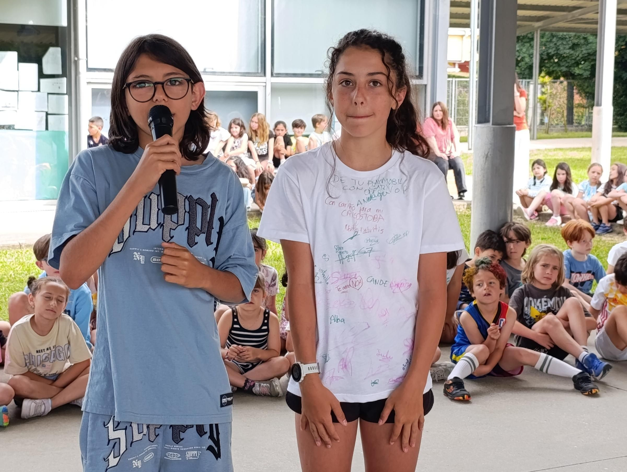 El colegio La Fresneda entierra sus deseos de futuro en una cápsula del tiempo