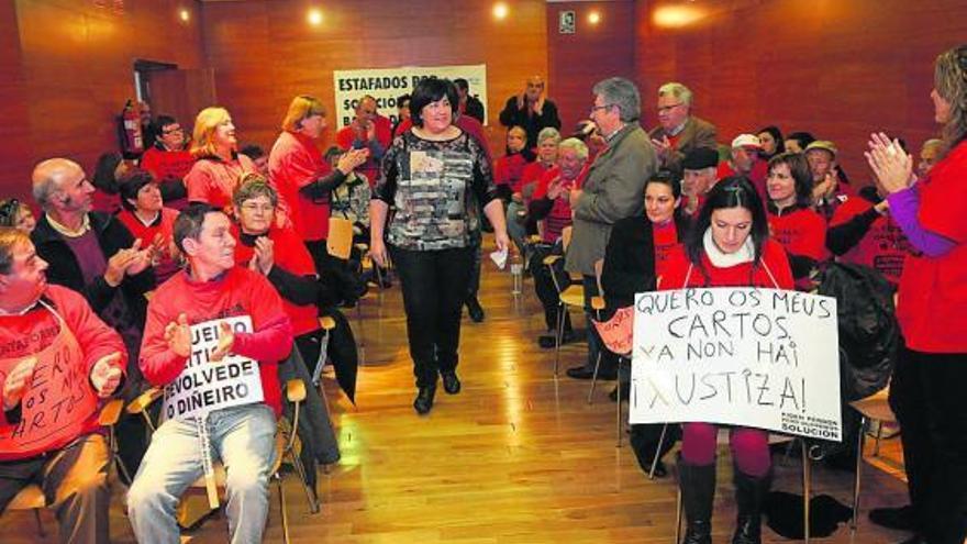 Los afectados, ya dentro del salón de plenos, aplauden la entrada de la alcaldesa. // Gustavo Santos