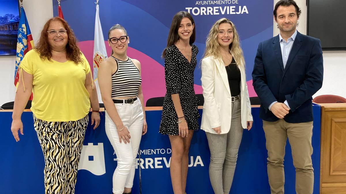 La corte salinera junto a la edil Concha Sala y el alcalde Eduardo Dolón