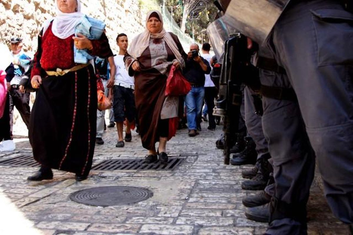 Policies antiavalots apostats a la Via Dolorosa, un dels carrers per on s’accedeix a l’Esplanada.