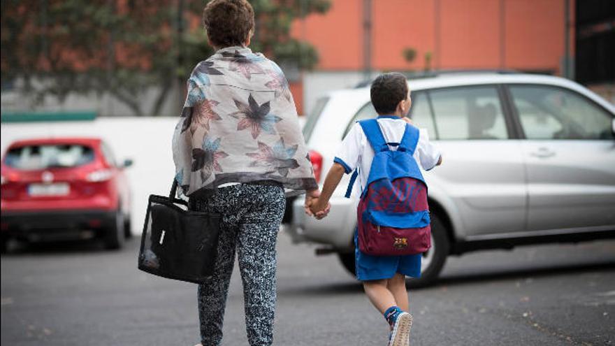 Un niño llega a un colegio en Tenerife.