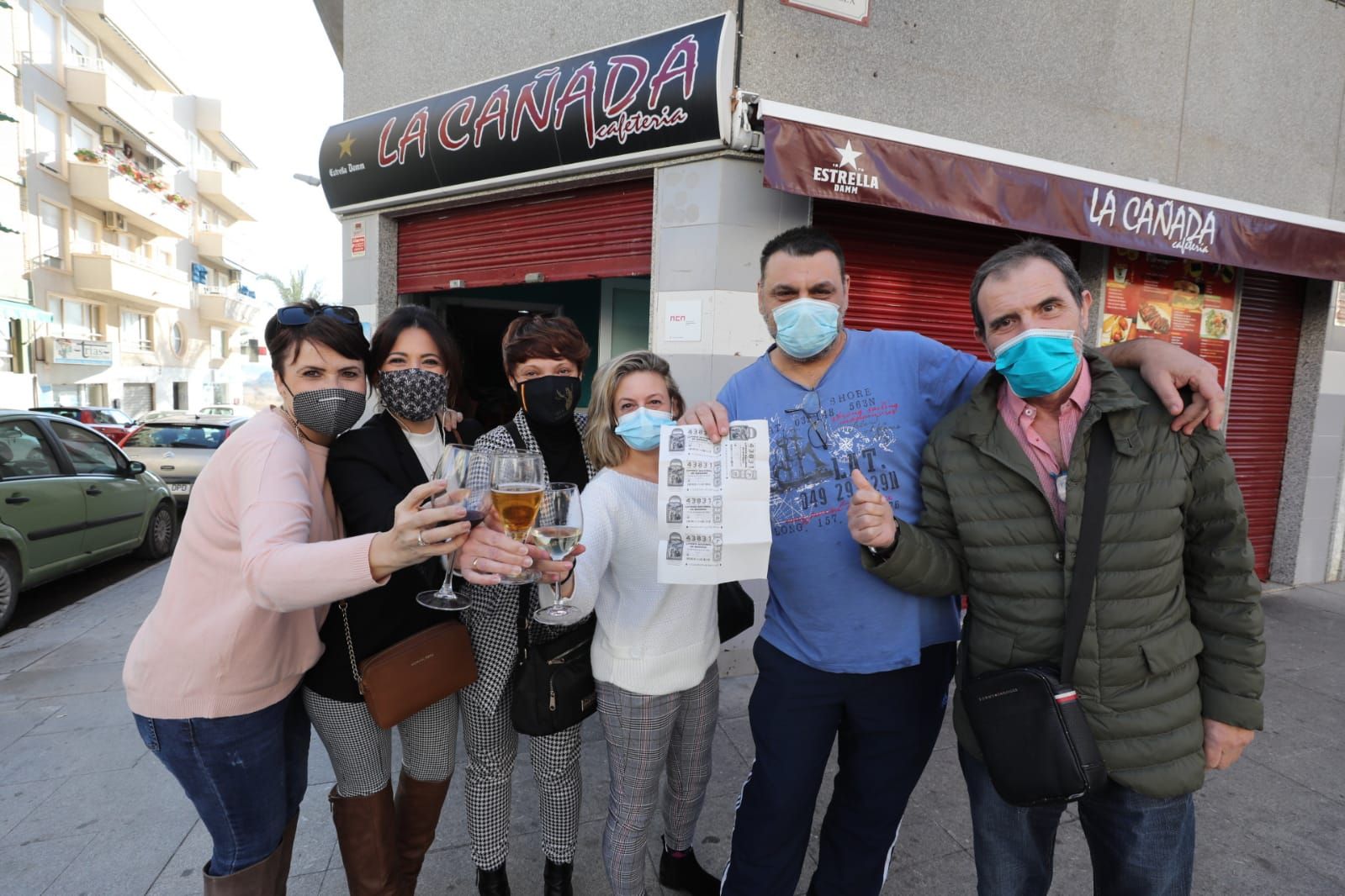 Celebración en el bar de El Altet en el que se ha vendido el quinto premio de la Lotería de Navidad