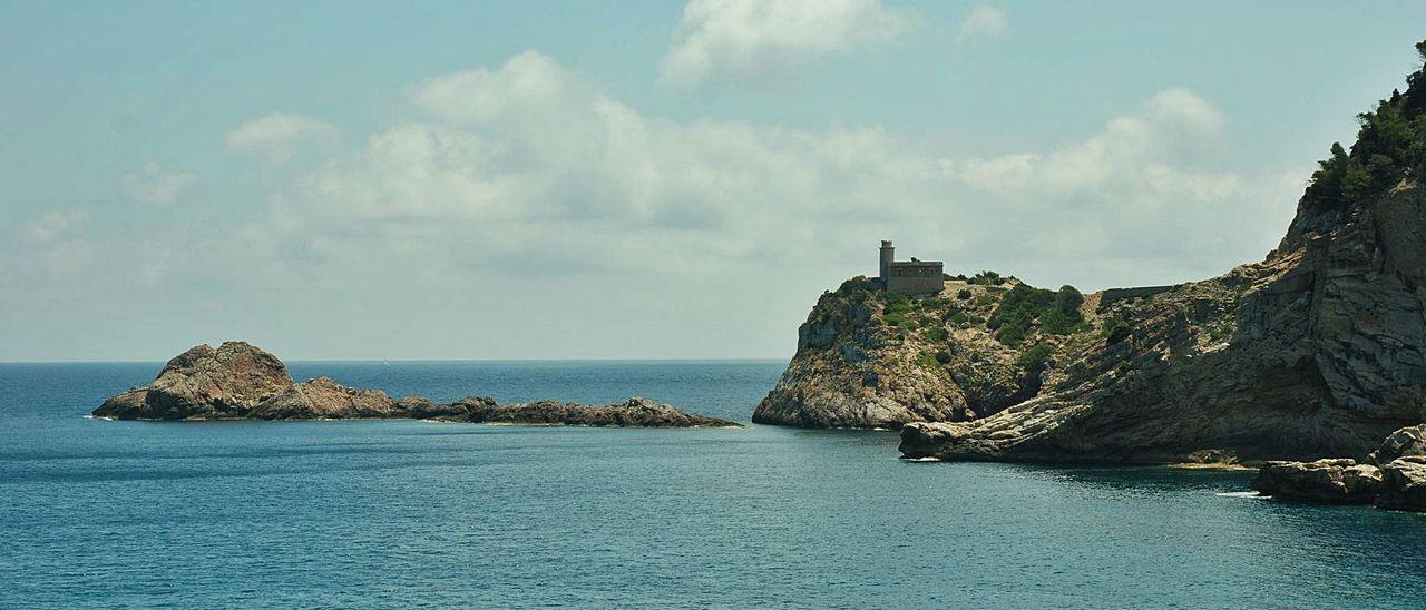 El faro de sa Punta Grossadesde sa Punta des Forn, enla urbanización Allà Dins.