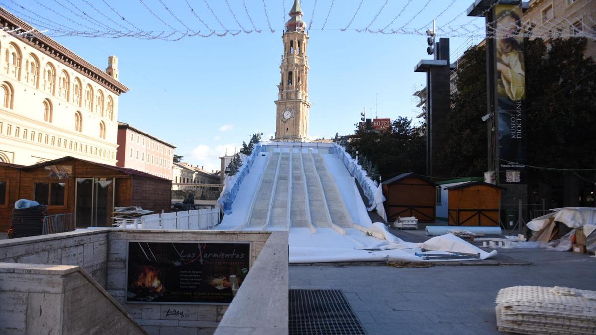 El tobogán ya está instalado en la Plaza del Pilar