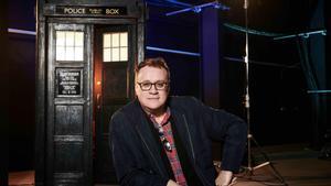 Russell T Davies, showrunner de Doctor Who, posa con la nave TARDIS