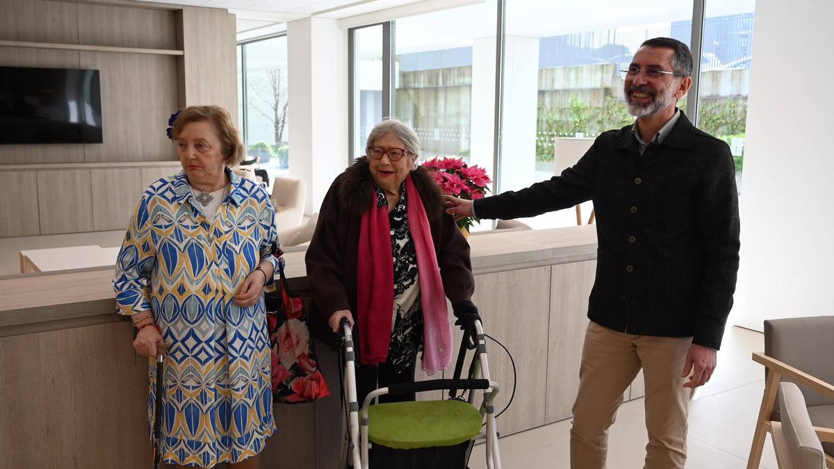 Maribel Vilariño y Eudosia Pérez, en la recién estrenada residencia de mayores de Pontevedra.