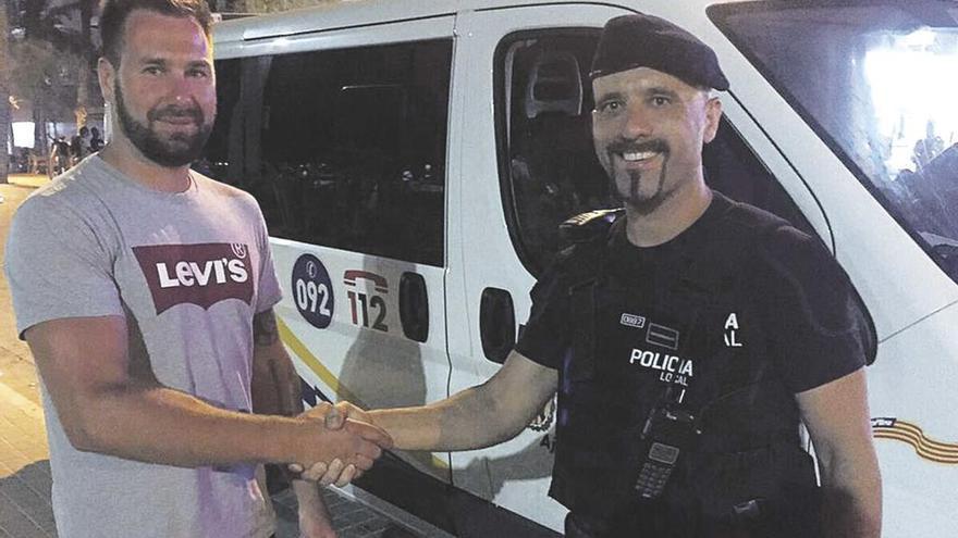 El turista alemán Manuel estrecha la mano del oficial del GAP de la Policía Local y este le felicita por su heroica acción.