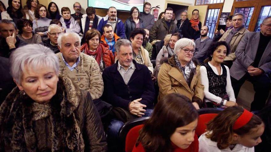 El público que asistió ayer a la presentación del documental en el centro social de Faro.