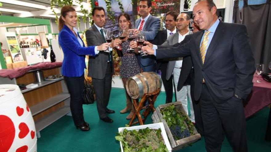 Las autoridades de la provincia brindan con vino ecológico.