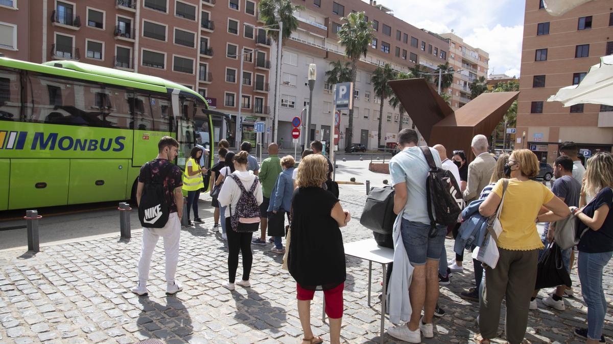 Un grupo de usuarios espera un autobús frente a la estación de tren de Xàtiva, en una imagen de archivo.