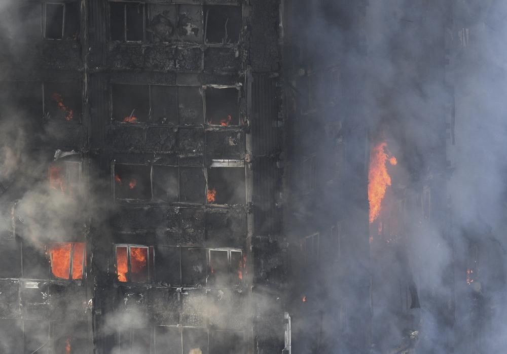 Incendio en un edificio de 24 plantas en Londres