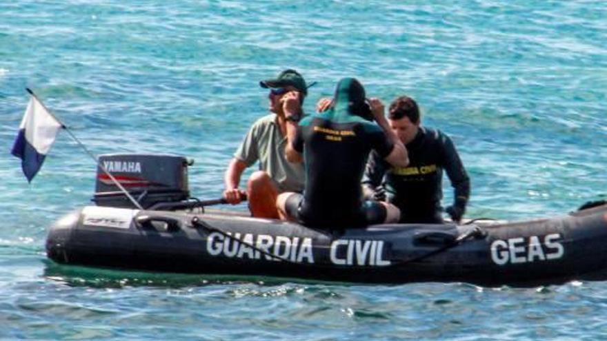 La Guardia Civil ayer en Moraira.