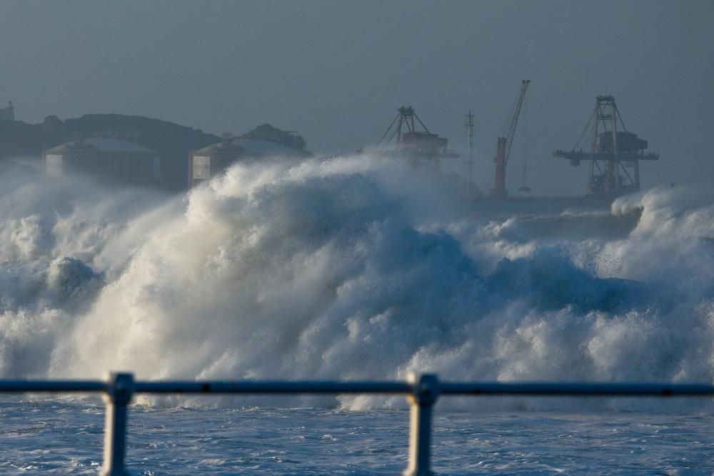 Olas de hasta trece metros