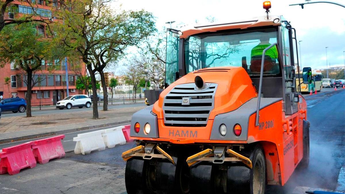 Obras en el pavimento en una calle de Sevilla.