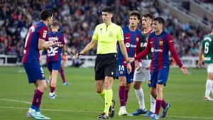 Los jugadores del Barça se quejan al colegiado del Barça-Alavés Mateo Busquets Ferrer